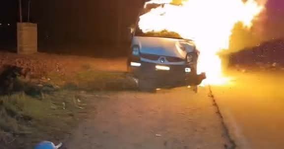 INCENDIAN MINIVAN QUE IMPACTÓ MOTOTAXI PROVOCANDO LA MUERTE DE MUJER Y UNA NIÑA