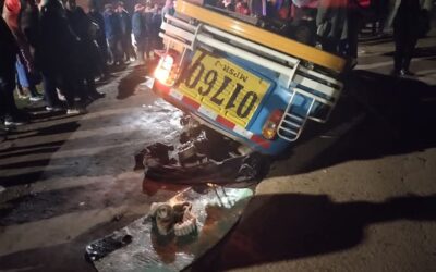 LIBERAN VIA MOQUEGUA – TACNA, LUEGO QUE HUAICO LA DEJARA INTRANSITABLE Y ATRAPANDO UN VEHÍCULO Y SUS OCUPANTES