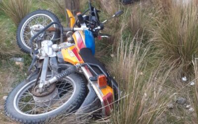 MOTOCICLISTA PERECIÓ AL IMPACTAR CONTRA POSTE EN LAMPA