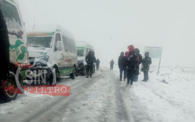 VEHICULOS VARADOS EN LA VÍA PUTINA – ANANEA POR CAIDA DE NEVADA QUE CUBRIÓ LA CARRETERA