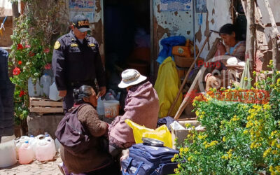 DELINCUENTES MANIATARON Y GOLPEARON A PAREJA DE ANCIANOS PARA ROBARLES S/2 MIL