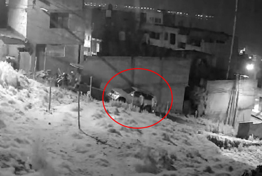 Video|DELINCUENTES INTENTAN ROBAR AUTOPARTES. PERO HUYERON POR ALARMA DE VEHÍCULO