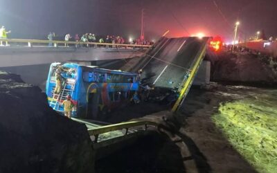 DOS PASAJEROS FALLECIDOS Y VARIOS HERIDOS DE UN BUS, TRAS COLAPSO DE PUENTE
