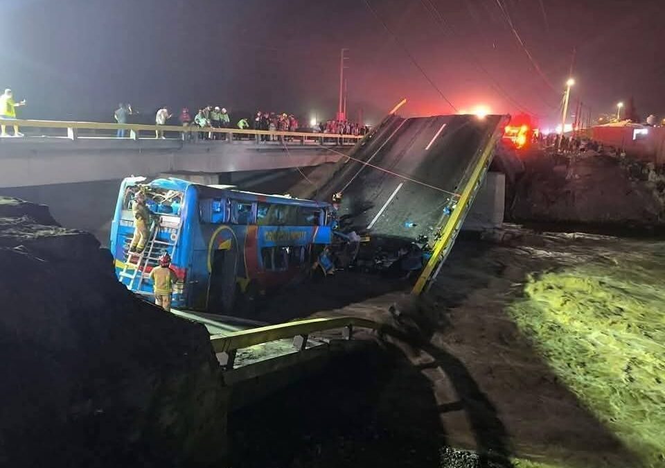 DOS PASAJEROS FALLECIDOS Y VARIOS HERIDOS DE UN BUS, TRAS COLAPSO DE PUENTE