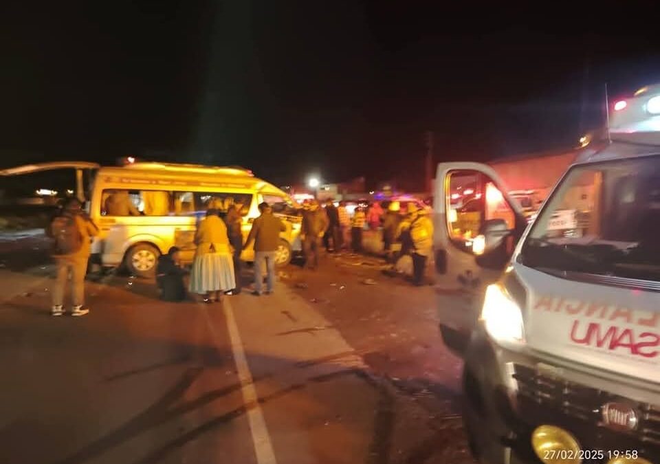 AL MENOS DOS FALLECIDOS Y MAS DE 30 HERIDOS ES EL SALDO DE CUÁDRUPLE CHOQUE EN LA SALIDA A PUNO