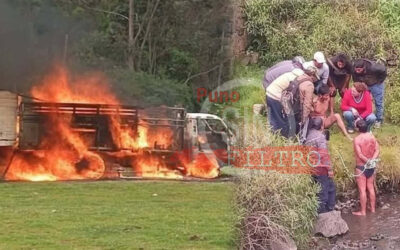CAPTURAN ABIGEOS Y LOS OBLIGAN A QUEMAR SU CAMION EN CUSCO