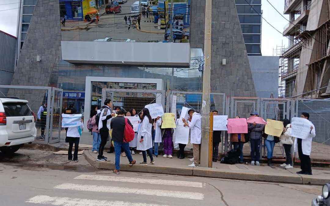 ESTUDIANTES DE MEDICINA PROTESTAN EN RECTORADO DE LA «UNA» POR RETRASO EN LA EMISIÓN DE GRADOS. ALEGAN DEMORA  POR VIAJE DE AUTORIDADES