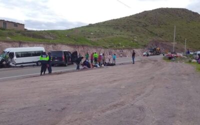 AL MENOS 15 PERSONAS HERIDAS, TRAS CHOQUE FRONTAL ENTRE DOS VEHÍCULOS EN LA CARRETERA MOQUEGUA  – PUNO