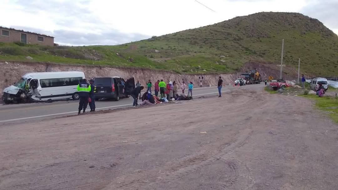 AL MENOS 15 PERSONAS HERIDAS, TRAS CHOQUE FRONTAL ENTRE DOS VEHÍCULOS EN LA CARRETERA MOQUEGUA  – PUNO