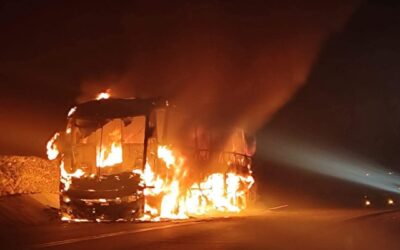 BUS SE INCENDIÓ CUANDO SE DIRIGIA DE AREQUIPA A LIMA. OCUPANTES LOGRARON DESOCUPAR A TIEMPO