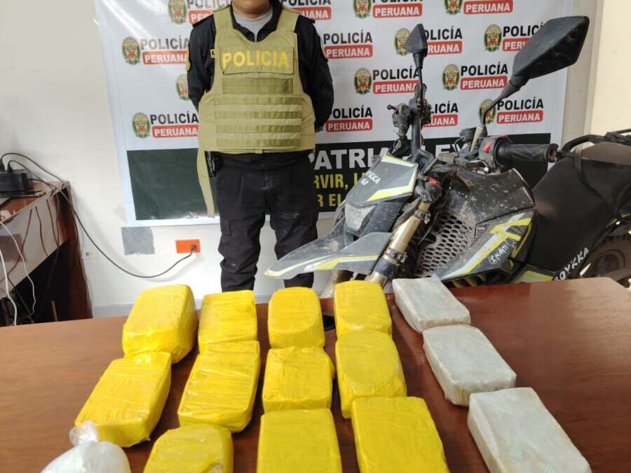 MOTOCICLISTA ABANDONÓ SU UNIDAD Y PAQUETES DE DROGA EN SANDIA
