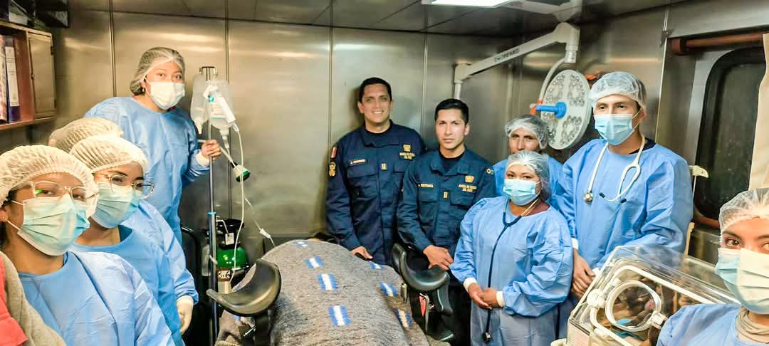 UNA BEBÉ NACIO EN PLENO LAGO TITICACA, A BORDO DE UNA EMBARCACIÓN DE SALUD