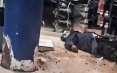 TRABAJADOR DE SEDA JULIACA RESULTÓ GRAVE AL CAER DESDE EL TECHO DE LA INSTITUCIÓN. TESTIGOS SEÑALAN QUE SUBIÓ A LIMPIAR LA GRANIAZADA AZUMULADA, PERO CUBIERTA COLAPSÓ