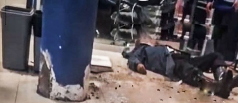 TRABAJADOR DE SEDA JULIACA RESULTÓ GRAVE AL CAER DESDE EL TECHO DE LA INSTITUCIÓN. TESTIGOS SEÑALAN QUE SUBIÓ A LIMPIAR LA GRANIAZADA AZUMULADA, PERO CUBIERTA COLAPSÓ