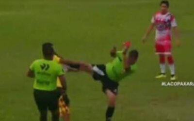 ARBITRO ARREMETIÓ CON «PATADA VOLADORA» CONTRA SUS AGRESORES, DURANTE PARTIDO DE FUTBOL