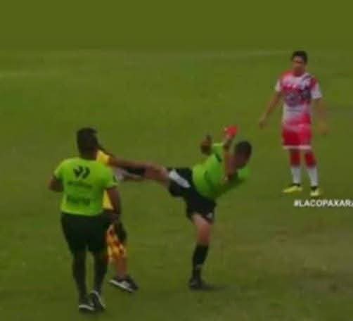 ARBITRO ARREMETIÓ CON «PATADA VOLADORA» CONTRA SUS AGRESORES, DURANTE PARTIDO DE FUTBOL