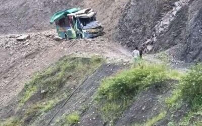 CHOFER Y PASAJEROS SE SALVAN DE MORIR APLASTADOS POR AVALANCHA DE ROCAS EN LA LIBERTAD