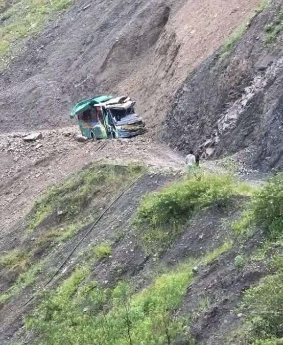 CHOFER Y PASAJEROS SE SALVAN DE MORIR APLASTADOS POR AVALANCHA DE ROCAS EN LA LIBERTAD