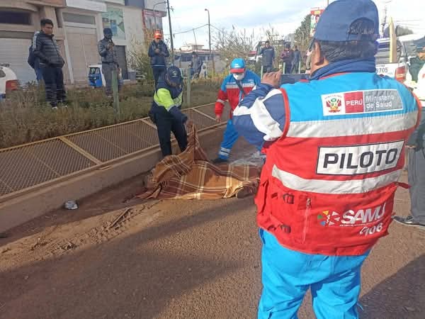 UN FALLECIDO Y UNA HERIDA ES EL SALDO DE UN CHOQUE ENTRE MICROBUS Y TRICIMOTO EN JULIACA