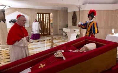 DIFUNDEN PRIMERAS IMAGENES DEL VELORIO DEL «PAPA FRANCISCO» EN SU FERETRO