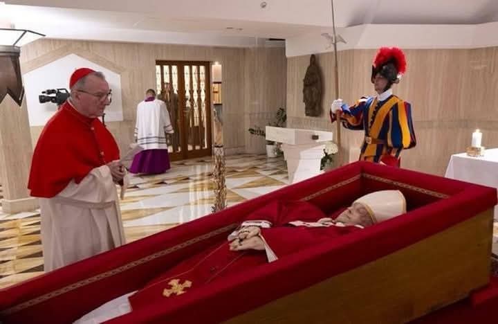 DIFUNDEN PRIMERAS IMAGENES DEL VELORIO DEL «PAPA FRANCISCO» EN SU FERETRO