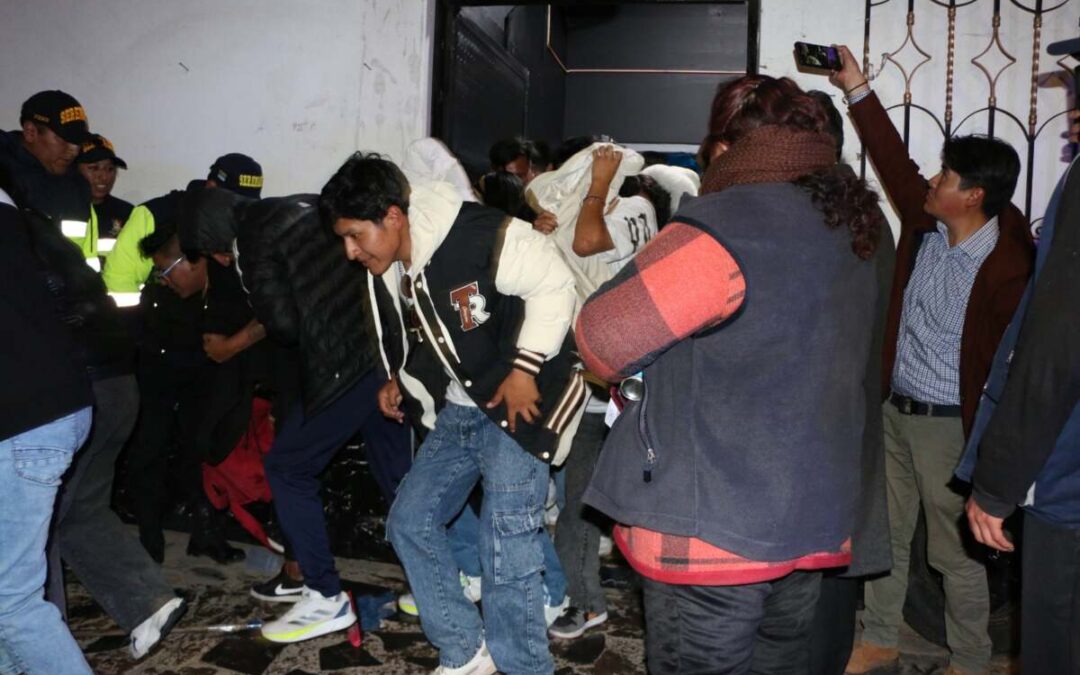 COMBI SE EMPOTRÓ CONTRA VIVIENDA. PRESUMEN QUE CONDUCTOR ESTARÍA BAJO LOS EFECTOS DEL ALCOHOL
