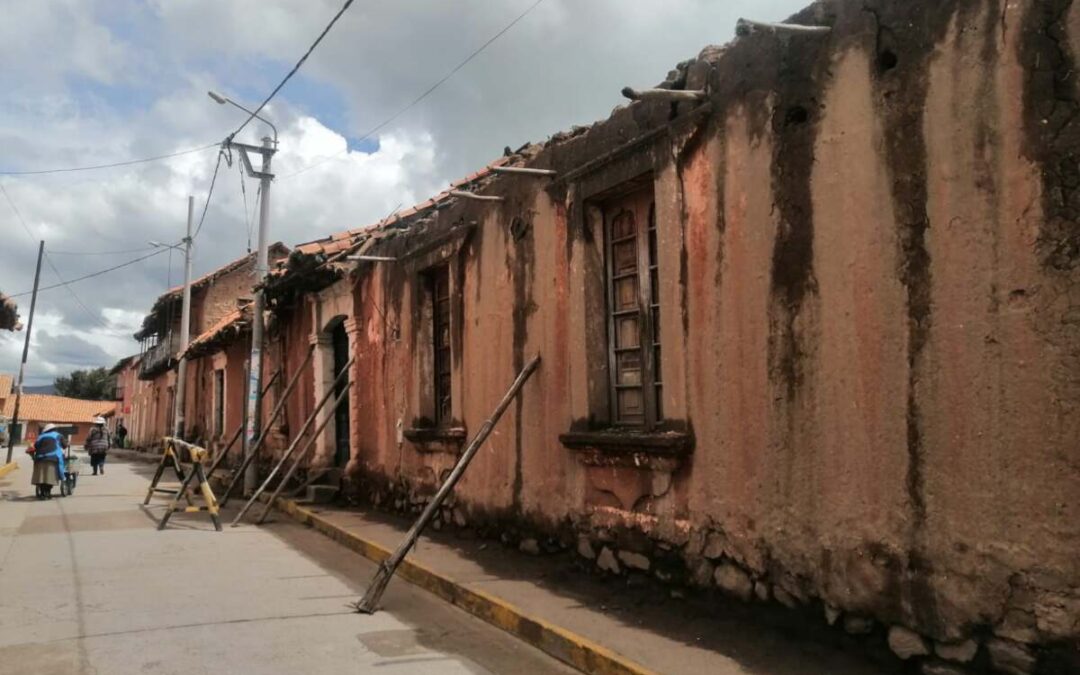 CASONAS COLONIALES SE CAEN A PEDAZOS EN LAMPA