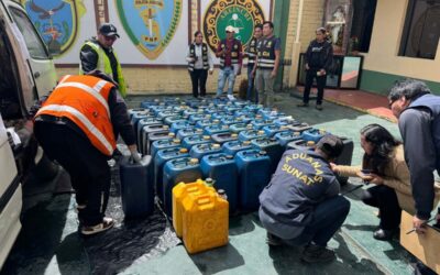 POLICÍA INCAUTÓ 500 GALONES DE COMBUSTIBLE Y 100 KG. DE ZAPATILLAS DE CONTRABANDO EN LA CARRETERA DESAGUADERO – PUNO