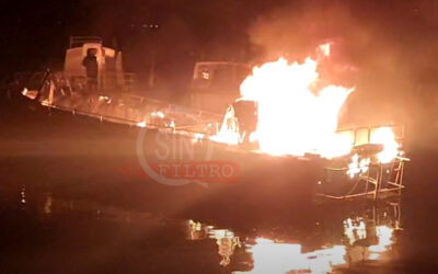 ESTA MADRUGADA. INCENDIO CONSUMIÓ AL MENOS DOS LANCHAS EN EL PUERTO LACUSTRE DE PUNO