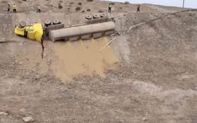 TRAILAR CARGADO DE ALIMENTO PARA AVES, VOLCÓ CERCA AL PEAJE DE MATARANI-AREQUIPA