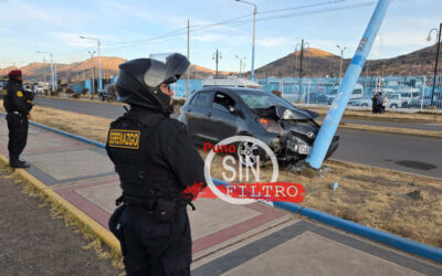 VEHÍCULO SE ESTRELLÓ CONTRA UN POSTE EN LA AVENIDA COSTANERA. CONDUCTOR FUGÓ TRAS EL ACCIDENTE