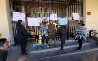 INTEGRANTES DEL CONSEJO PROVINCIAL DE CULTURA SE ATARON A LA PUERTA DE LA MUNICIPALIDAD DE PUNO Y VOLVER A PROTESTAR CONTRA LA GERENTA DE CULTURA Y TURISMO