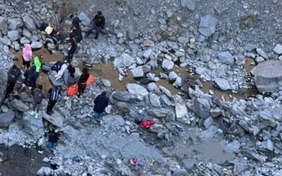 IDENTIFICAN A VÍCTIMAS MORTALES TRAS CAÍDA DE CAMIONETA A UN ABISMO DE 100 METROS
