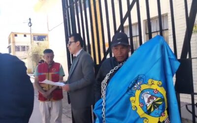 DIRIGENTES SE ENCADENAN EN LA DIRESA PARA EXIGIR EL CAMBIO DEL DIRECTOR DE LA RED DE SALUD SAN ROMÁN Y DEL HOSPITAL «CMM» POR NEGLIGENCIAS Y FALTA DE GESTIÓN