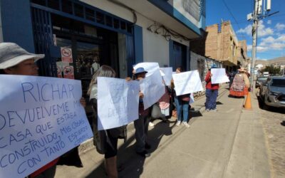 VECINOS DE CHACARILLA ALTA PROTESTAN POR DESALOJO Y DEMOLICIÓN DE VIVIENDAS EN PUNO
