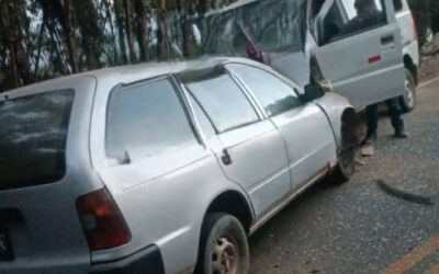 DOS FALLECIDOS DURANTE  CHOQUE FRONTAL ENTRE AUTO Y COMBI EN LA VÍA TILALI – CONIMA EN MOHO