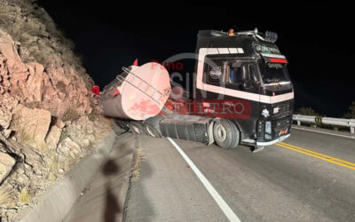 MOQUEGUA: OTRO ACCIDENTE!!! CISTERNA SE DESPISTA Y DERRAMA COMBUSTIBLE EN LA CARRETERA BINACIONAL