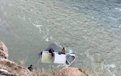 AUTO CON CINCO POLICÍAS CAE AL RÍO MANTARO EN LA OROYA: UNO SIGUE DESAPARECIDO