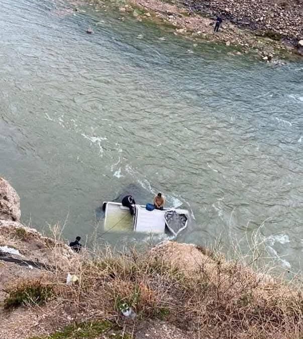 AUTO CON CINCO POLICÍAS CAE AL RÍO MANTARO EN LA OROYA: UNO SIGUE DESAPARECIDO