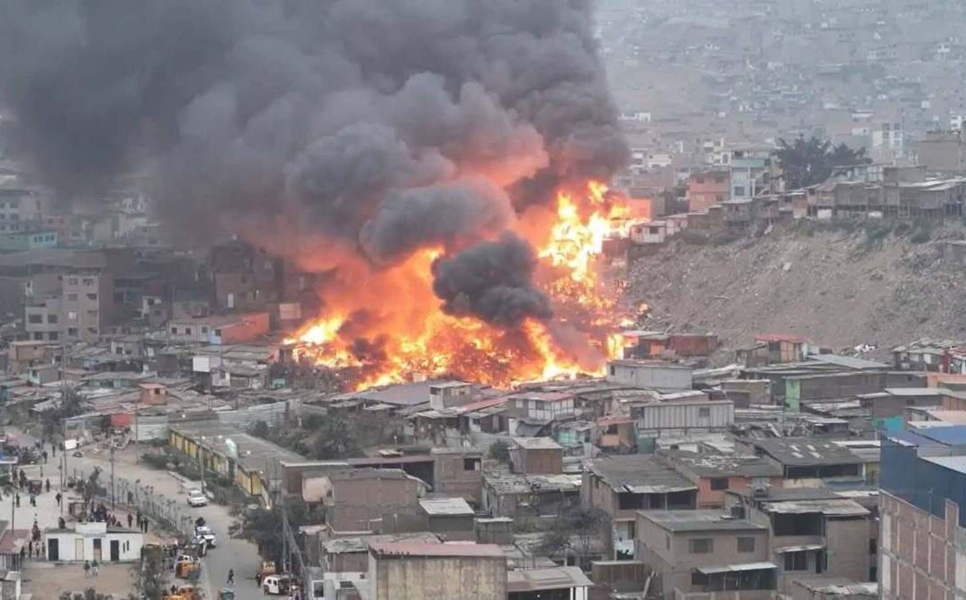 SAN JUAN DE MIRAFLORES: GIGANTESCO INCENDIO CONSUME MÁS DE 30 VIVIENDAS EN PAMPLONA ALTA