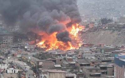 SAN JUAN DE MIRAFLORES: GIGANTESCO INCENDIO CONSUME MÁS DE 30 VIVIENDAS EN PAMPLONA ALTA