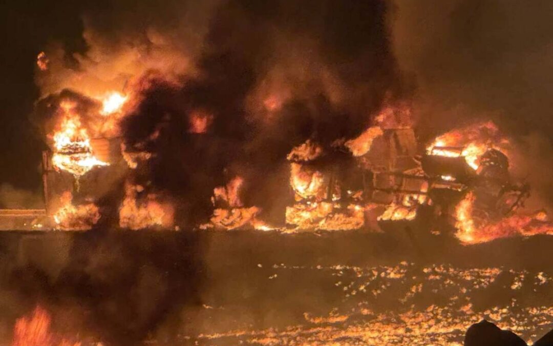 AREQUIPA | DOS PERSONAS FALLECEN TRAS CHOQUE E INCENDIO DE DOS VEHÍCULOS EN LA PANAMERICANA SUR
