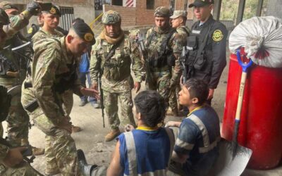 RESCATAN A 15 PERSONAS SECUESTRADAS EN MINA TOMADA POR MINEROS ILEGALES EN PATAZ