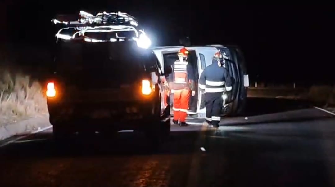 MINIVÁN QUE VIAJABA DE AREQUIPA A PUNO SE DESPISTÓ EN EL TRAMO TIQUILLACA – PUNO