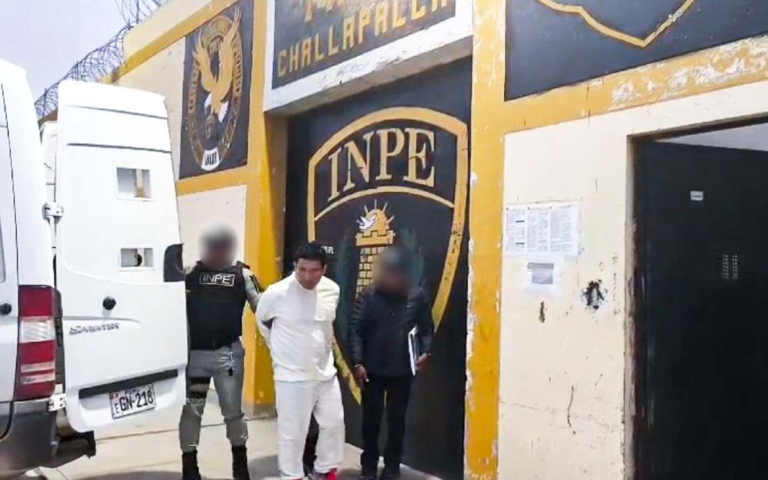 TRASLADAN AL PENAL DE CHALLAPALCA A INTERNO QUE FUE SORPRENDIDO CON DROGA DURANTE OPERATIVO EN EL EP DE JULIACA