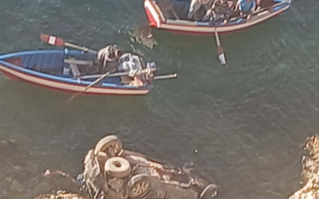 Video| CAMIONETA DESPISTÓ Y CAYÓ HACIA EL LAGO TITICACA EN LA VÍA CONIMA – MOHO