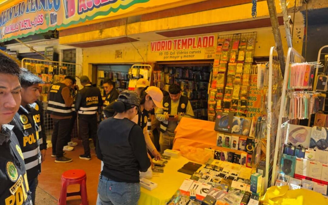 DOS PERSONAS DETENIDAS Y MÁS DE 120 CELULARES RECUPERADOS DURANTE OPERATIVO EN JULIACA