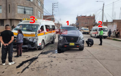 AL MENOS 6 HERIDOS DEJÓ IMPRUDENCIA DE CHOFER EN ALTO PUNO. CAMIONETA LOCA PROVOCÓ TRIPLE CHOQUE EN YANAMAYO