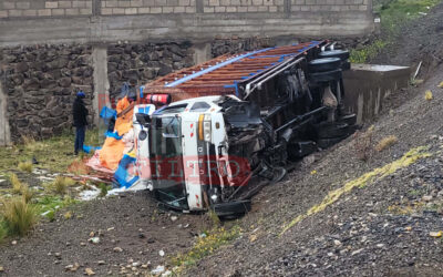CAMIÓN CON CARGA SE DESPISTÓ Y VOLCÓ EN DESVÍO A TIQUILLACA