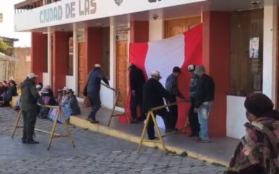 POBLADORES TOMARON LA MUNICIPALIDAD DISTRITAL DE CHUCUITO Y EXIGEN SALIDA DEL VACADO ALCALDE YURY ARCE